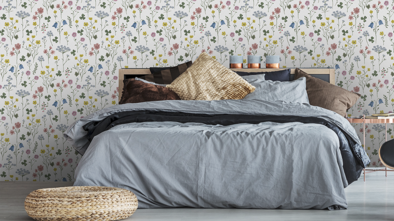 Sommaräng - Gryning – Naturlig tapet med vilda blommor och växter i färgstark design