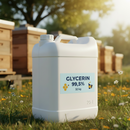 Glycerin 99,5% i vit plastdunk framför bisamhällen på sommaräng – för varroabehandling i biodling.