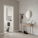 Lägenhetshall med Slinger-tapet på en vägg