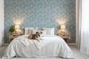 Sovrum med blågrå botanisk tapet och terrier