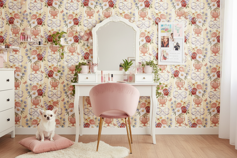 Tonårsrum med vintage blommig tapet och Chihuahua