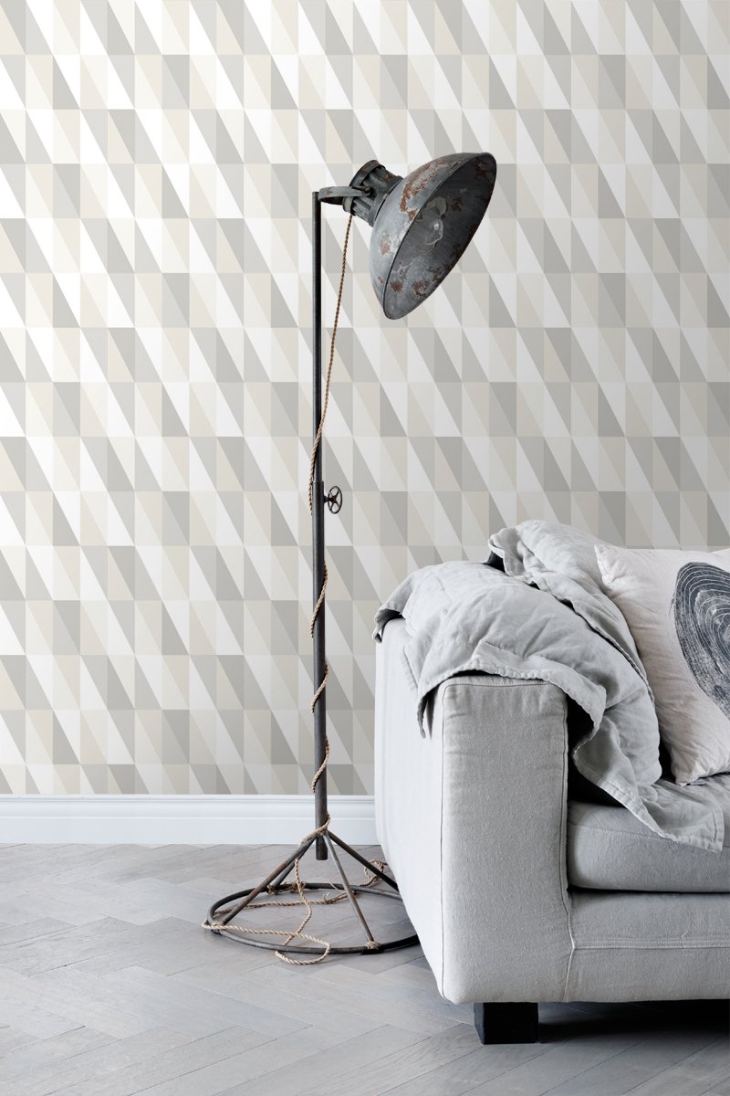 ESTAhome tapet trianglar - silver, grått och beige - Hemmavid.se