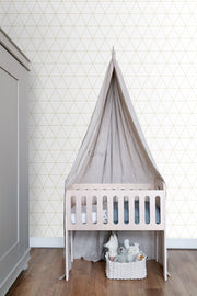 The Design Department Origin tapet grafiska trianglar - vitt och guld – mönstrad tapet för elegant väggdekoration