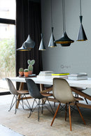 The Design Department Origin tapet grafiska trianglar - vintage gråblått – mönstrad tapet för elegant väggdekoration
